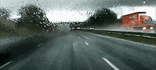 沈阳一轻轨与货车相撞现场曝光,沈阳货车撞轻轨