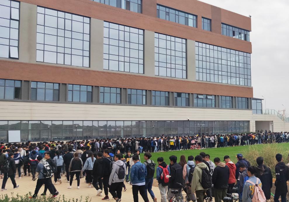 青少年应该如何正确看待偶像崇拜,应该制止学生的偶像崇拜行为吗