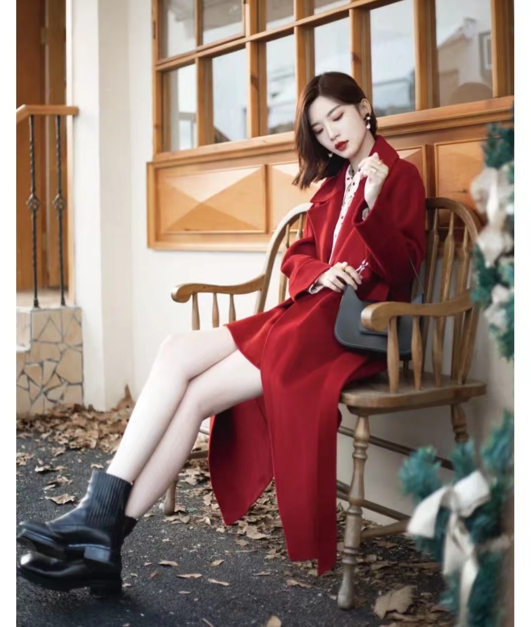 黑色大衣搭配什么颜色毛衣显高级,深棕灰色格子大衣怎么穿出高级感