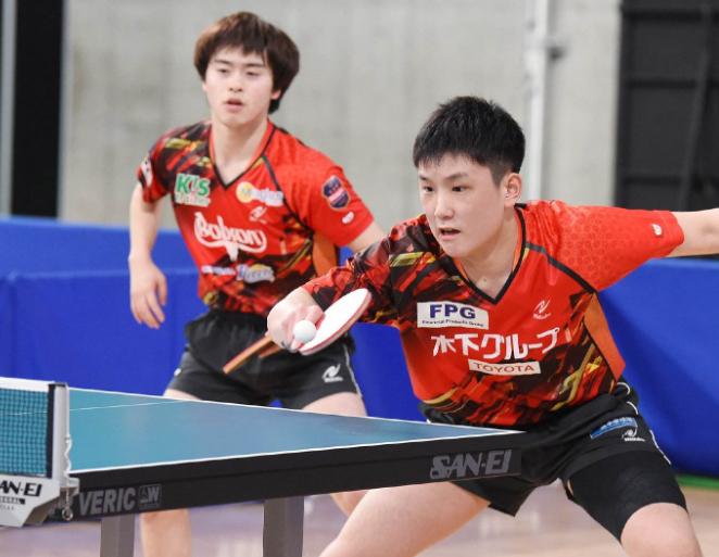逆转战胜日本队夺冠,国乒黑马输张本智和丢冠