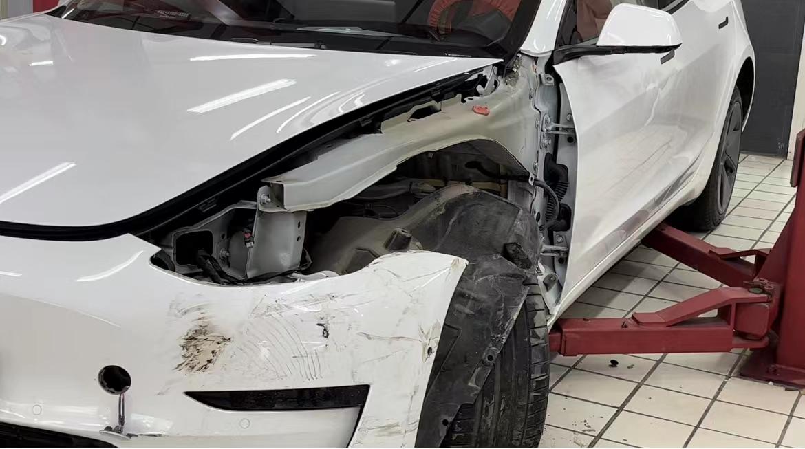 特斯拉高价刹车失灵撞击十几部车,两车相撞车主本来不想追责