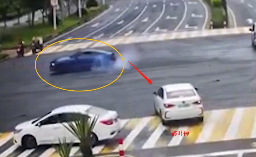 19岁男生开超跑带女友炸街被抓,在女子面前耍帅