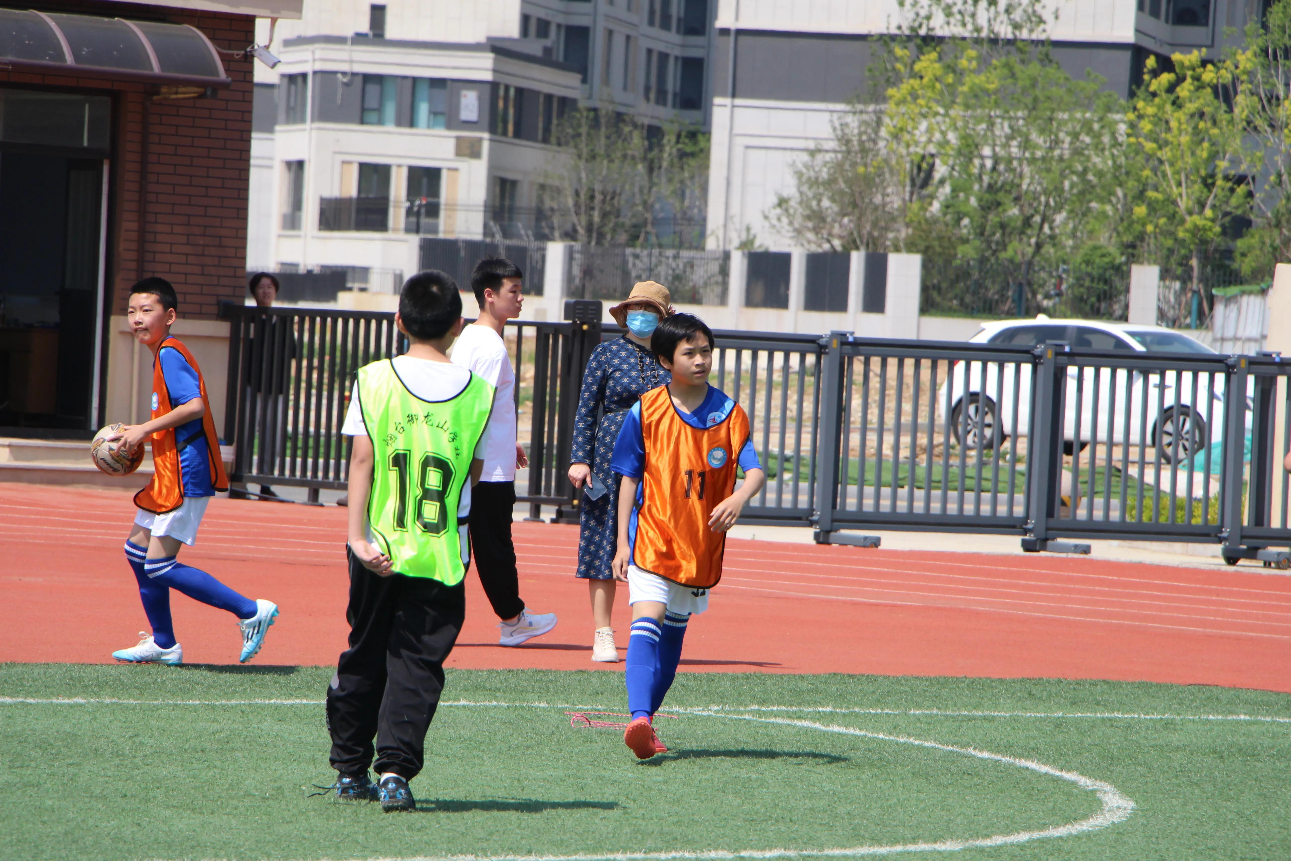 御龙山学校六年三班足球赛首战告捷（20230517）