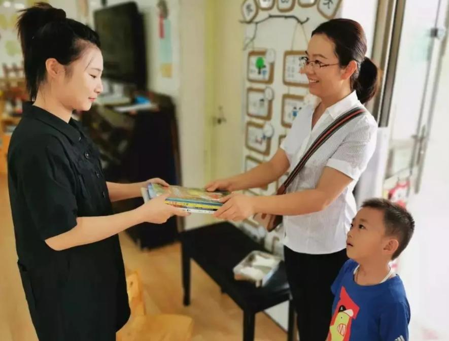 江苏老师收学生红包事件发朋友圈,教师收取学生钱家长该怎么处理