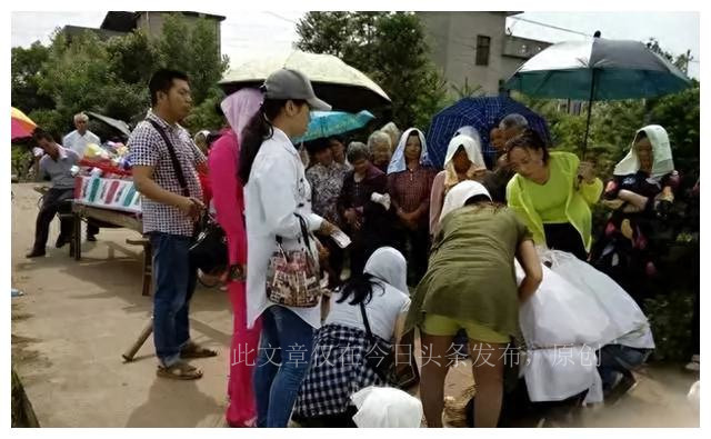 公公养情人18年，婆婆坚决不离婚，公公死后，婆婆终于坦白原因