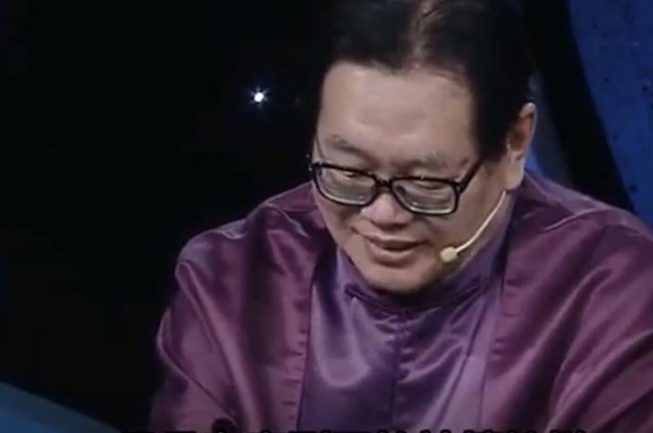 美女拿块玉去鉴宝结果是赝品,美女戴十年玉佩鉴宝