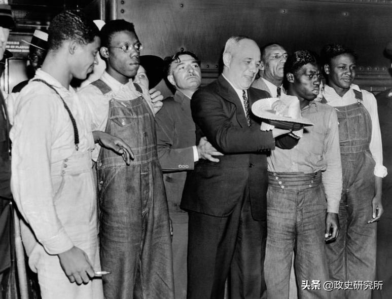 黑人留学生疯狂“*艳猎**”苏联女郎，遭苏联青年狂揍，引发黑人运动