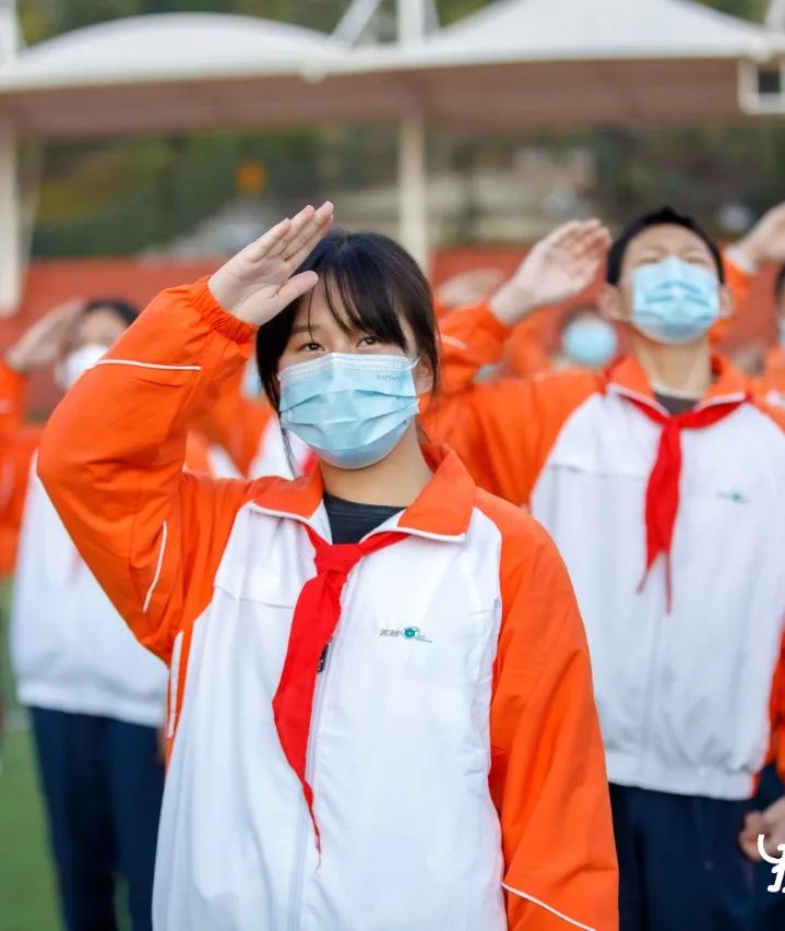 3000多名师生传递国旗为祖国庆生,开学典礼百人传旗