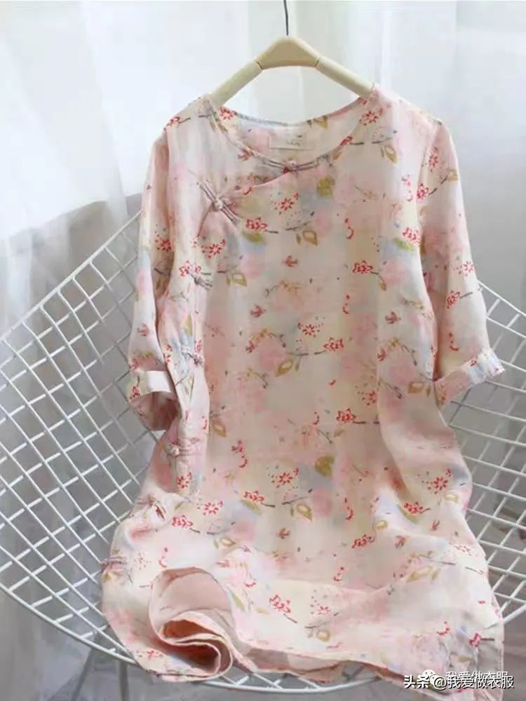 森系新款碎花挂脖连衣裙,女士雪纺碎花连衣裙裁剪视频