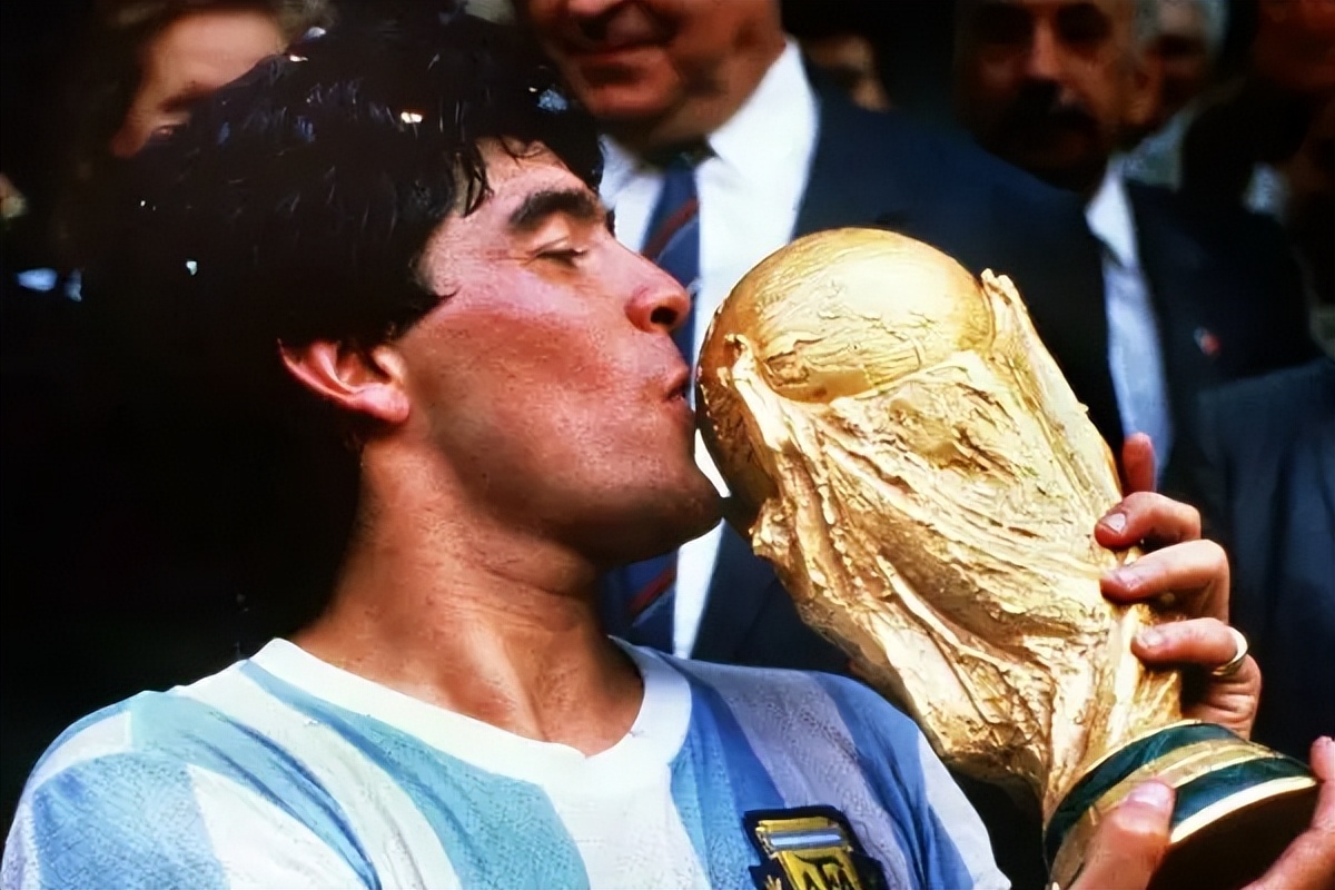 梅西获奖感言致敬马拉多纳,致敬伟大的阿根廷球王马拉多纳