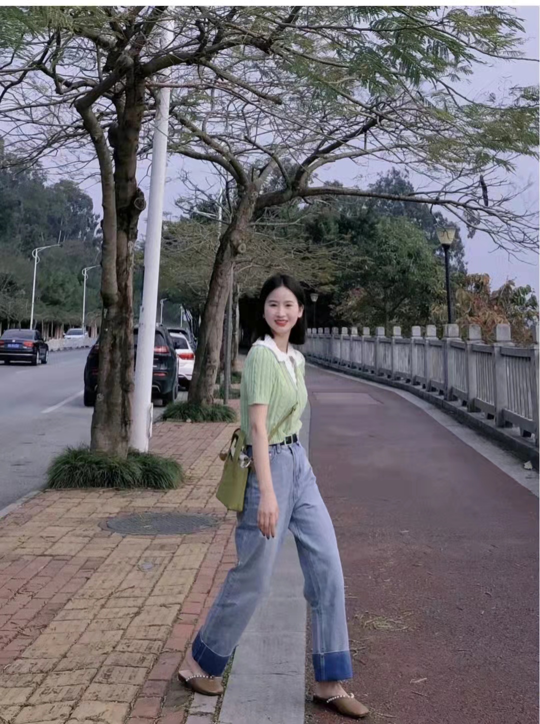 黄色短款短袖搭配什么下身好看,宽松短袖搭配什么下身好看