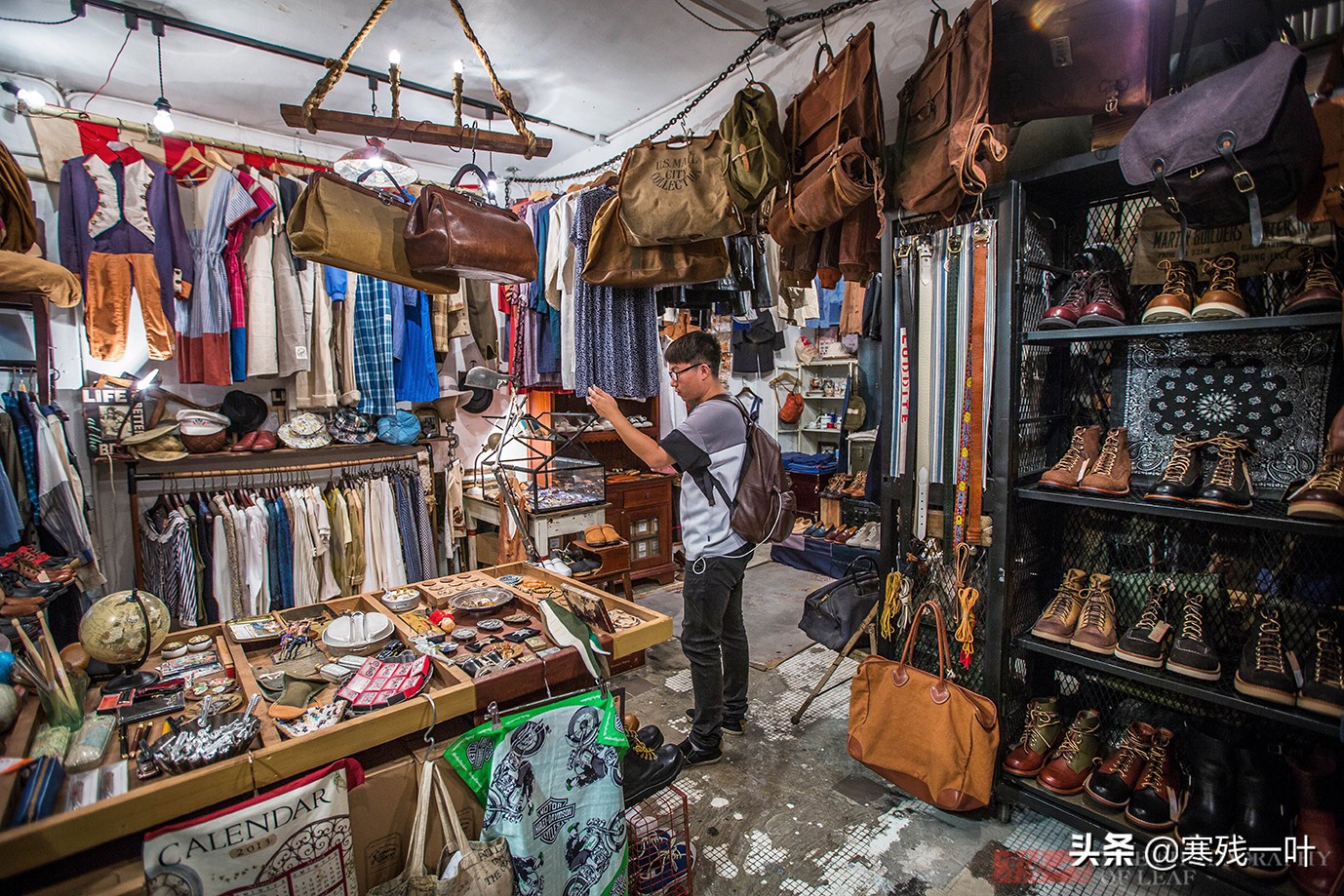 在香港，用上百年旧布料做的衣服，像垃圾堆捡的却卖着3000元高价