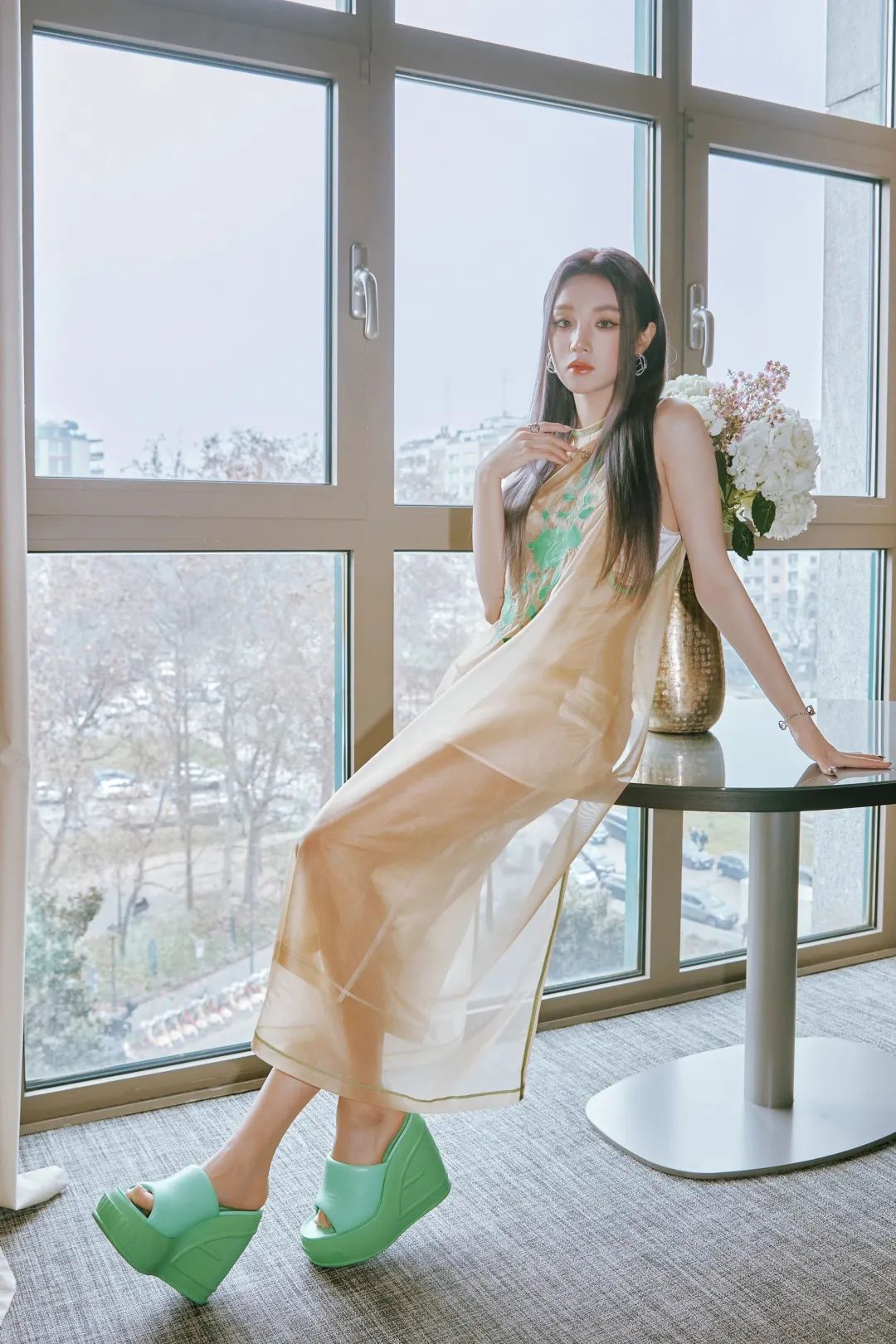 刘雯时隔三年重返时装周首秀,2003后女明星