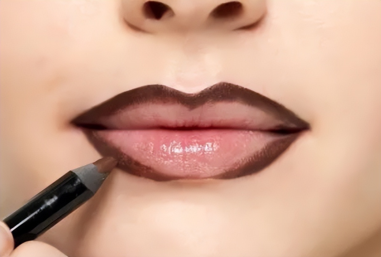 如何打扮自己又年轻又时尚,如何打扮自己才能吸引男性