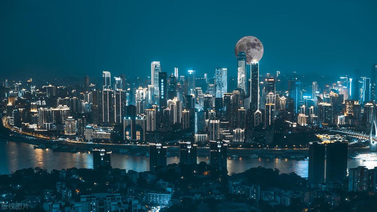 实力宠粉，重庆旅游爆火，交警封桥为游客让路！