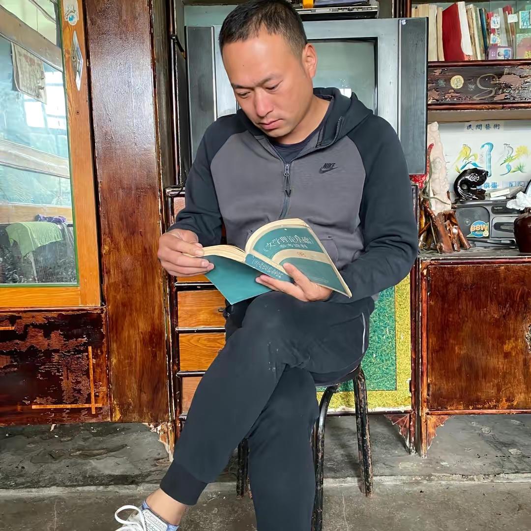 张同学与李子柒视频拍摄对比,李子柒张同学为什么会红