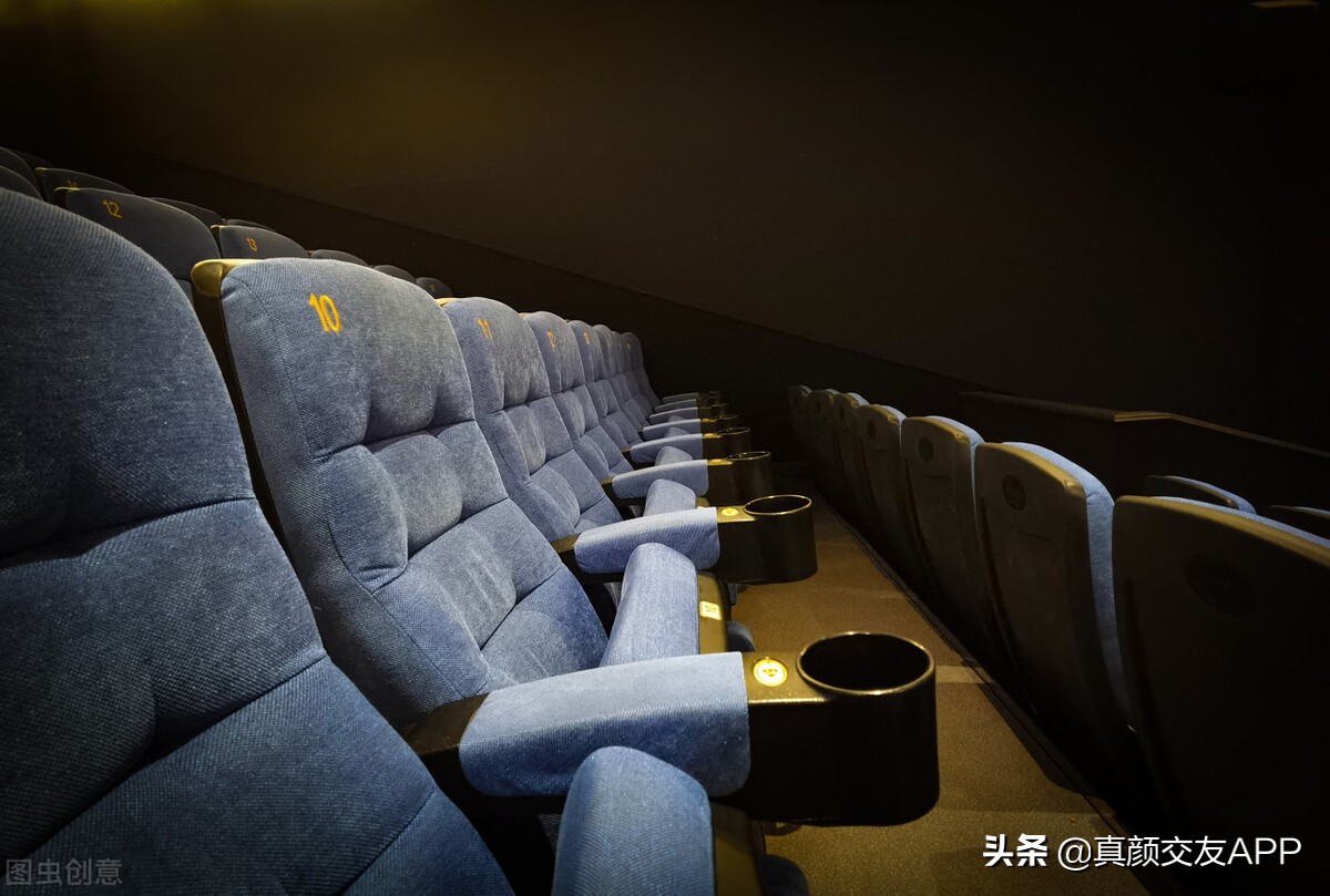 约会怎么自然的牵手和接吻,怎么和相亲对象自然牵手