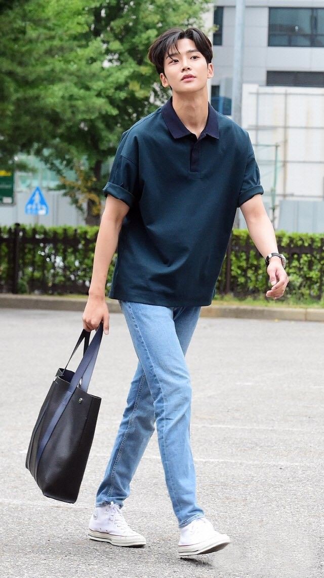 浅蓝色复古牛仔裤秋日搭配,夏日穿牛仔裤应该搭配怎样的鞋子