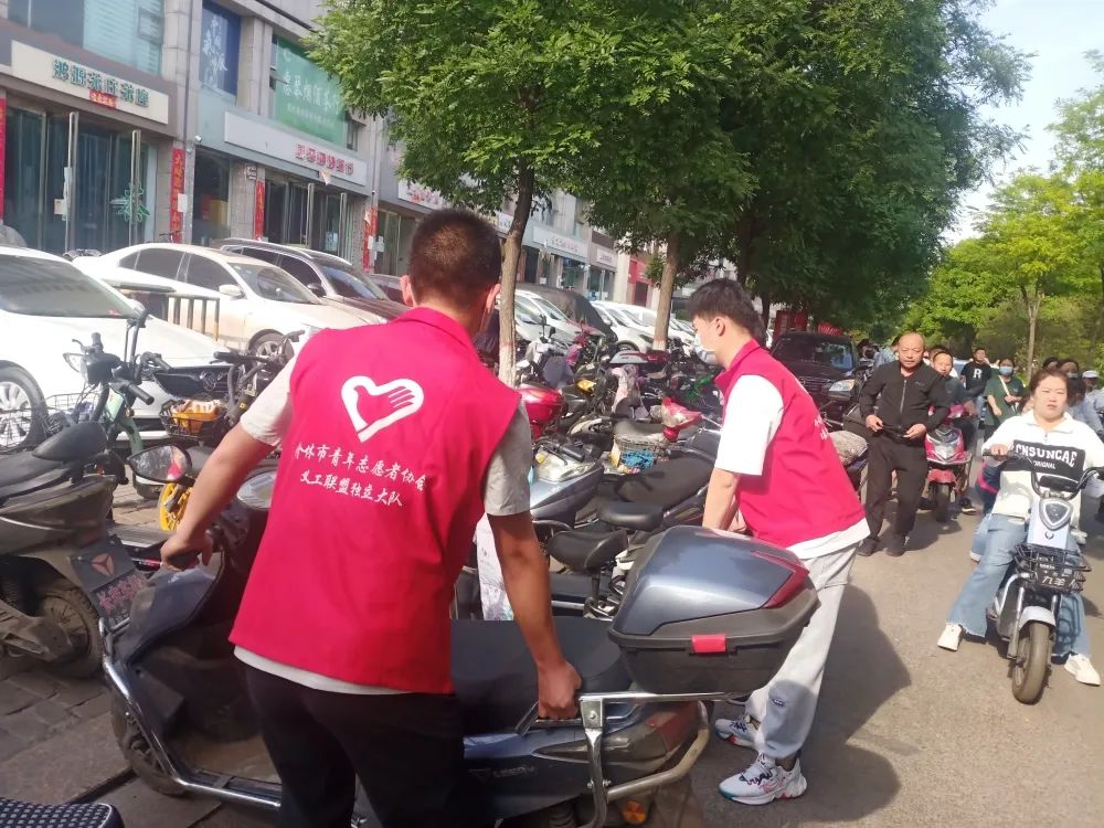 介休青志协红马甲为你护航，愿你旗开得胜，未来闪闪发光