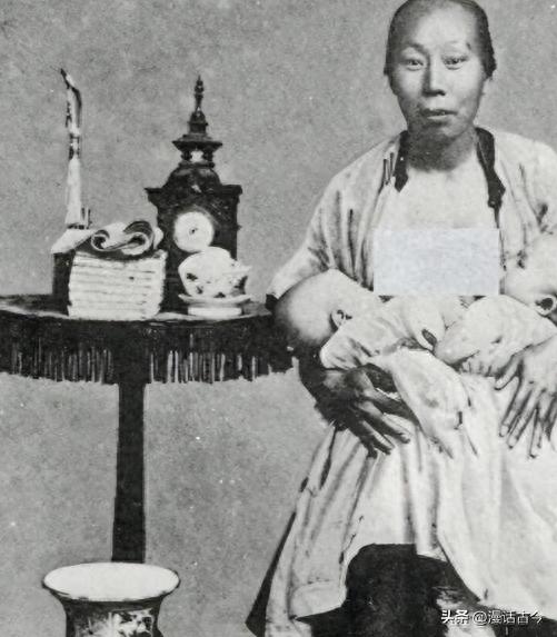 卑鄙龌龊老照片：*楼青**女子妖娆多姿，妇女露胸喂奶被孩子撕扯衣服