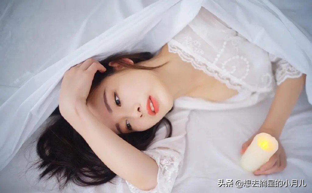 搞笑一刻：美女这波操作我还没见过，难道这样上车有什么说法？