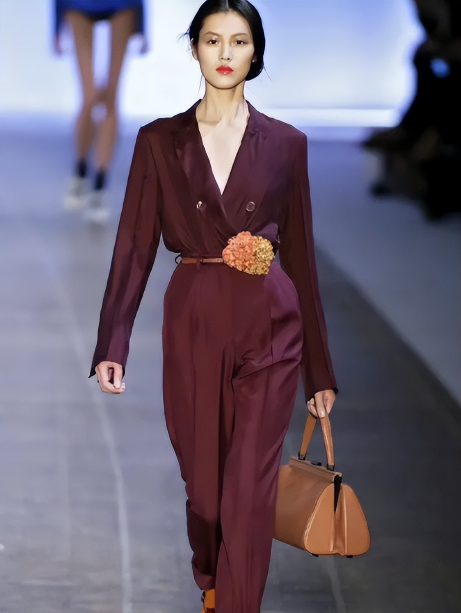 刘雯穿大翅膀走秀视频,刘雯贺聪维密