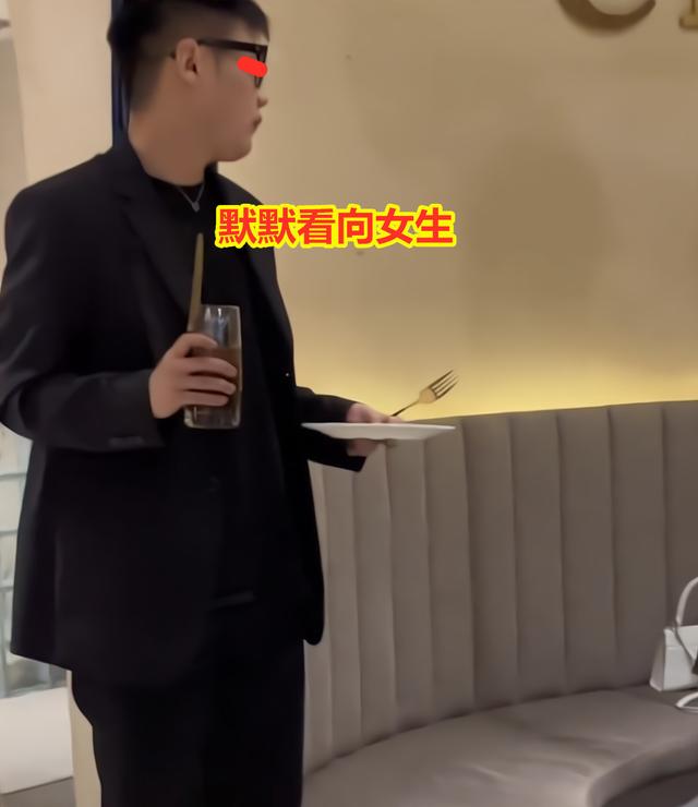 男子陪女生吃西餐拍照,一男子与一女子西餐厅吃饭