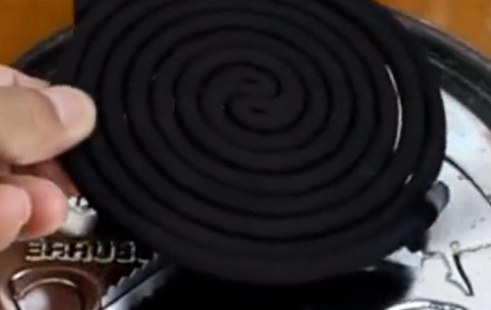 徒手掰蚊香一掰就断怎么办？蚊香这样拆，一拆就开，快学学