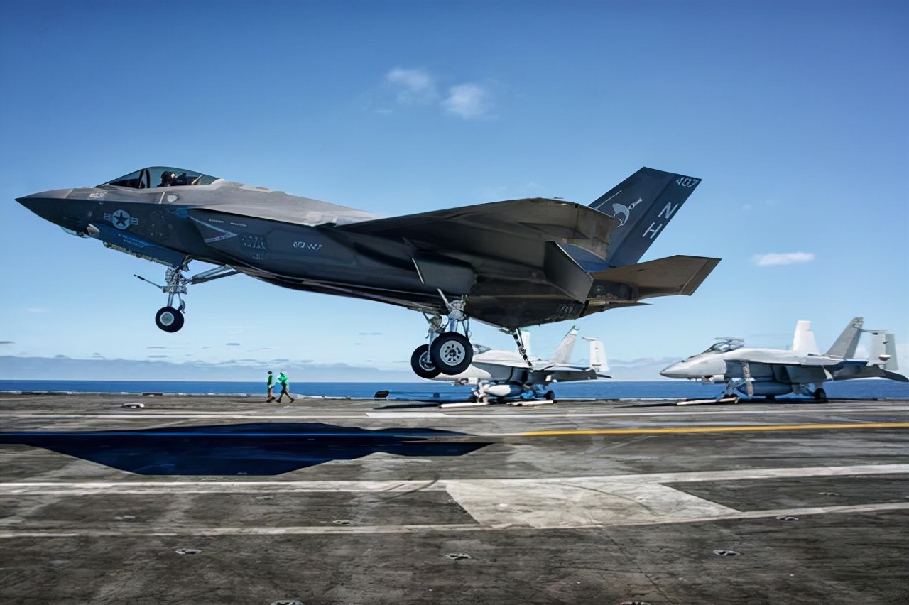 歼15舰载机对比f18超级大黄蜂,中国航母下一代国产舰载机歼15