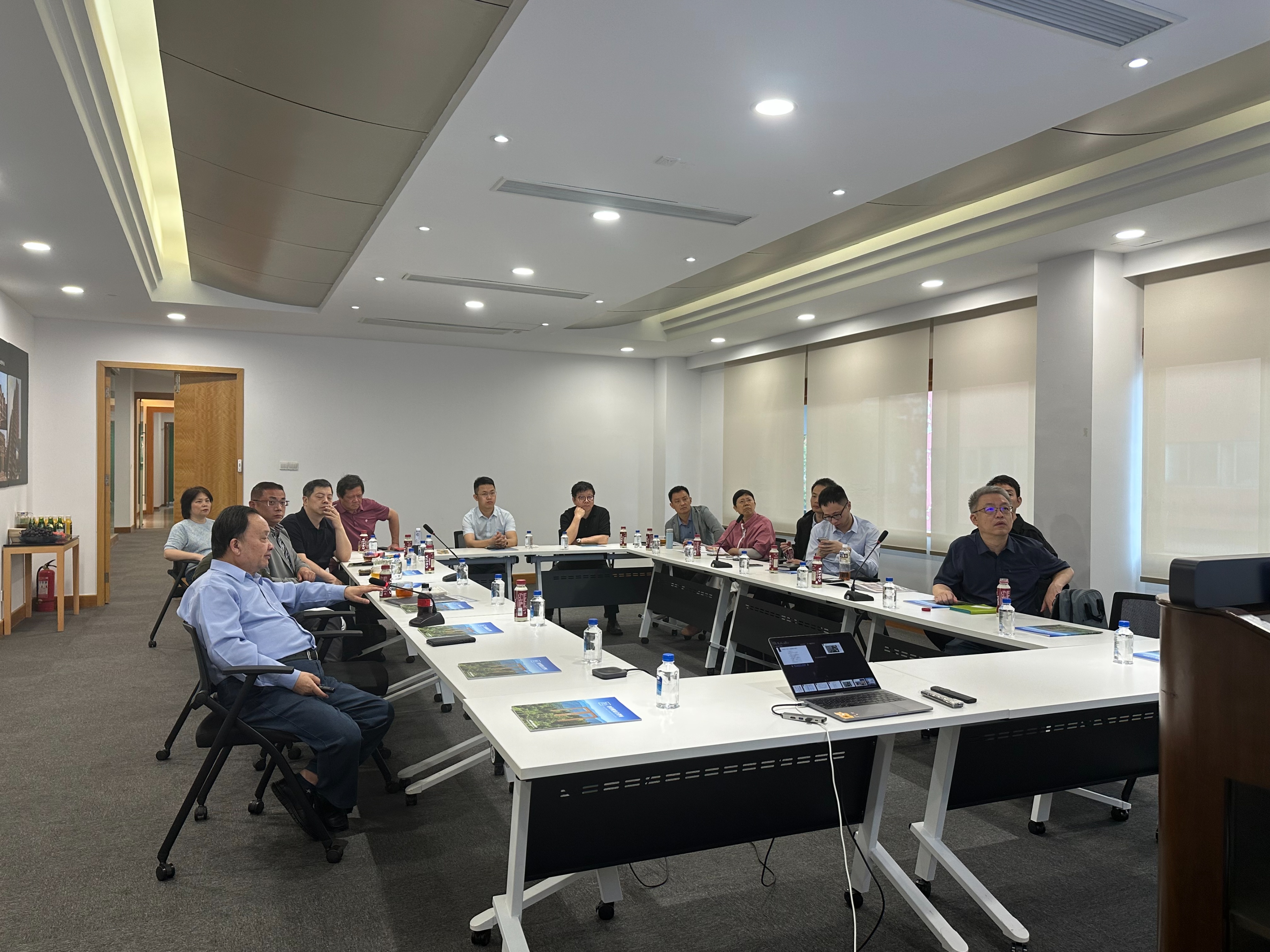 上海市新型建设材料推广中心携霍普股份参观青鹰谷纤维门窗项目