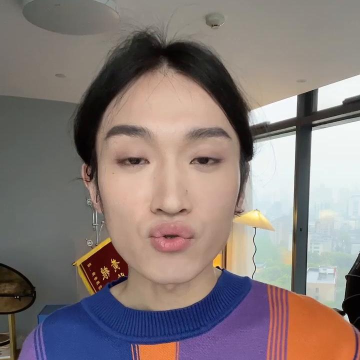 前胸后背腿上长包包,后背长了好多小包包