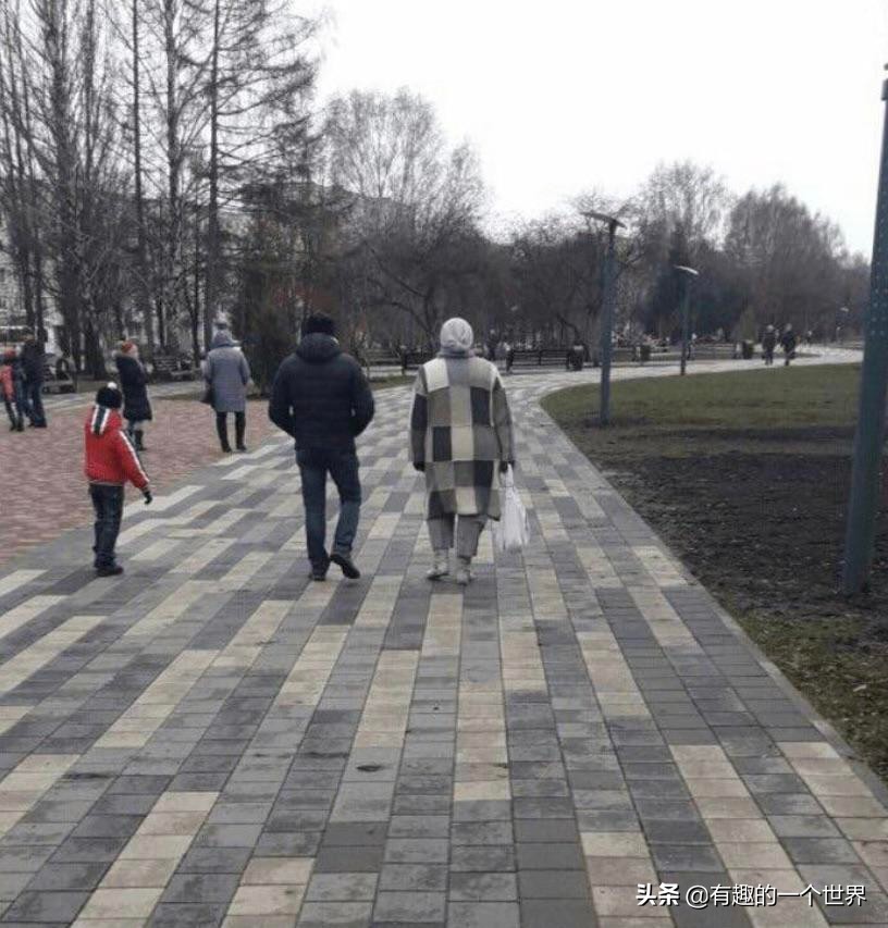 偶然记录的33个瞬间，初看很困惑，看懂后又觉得很妙