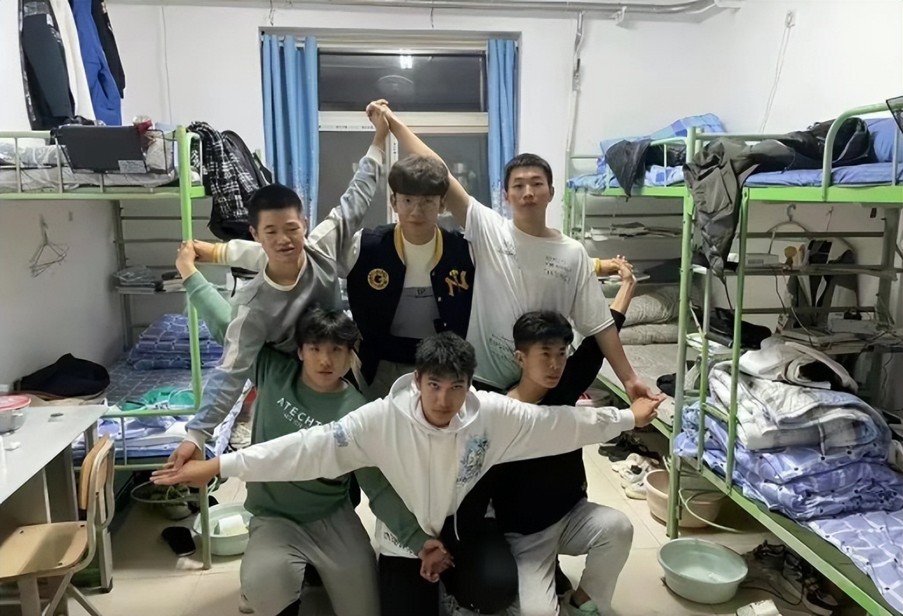 大学生辅导员宿舍查寝,大学生宿舍辅导员查寝