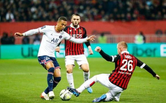 场上场下对比视频,场上场下的较量