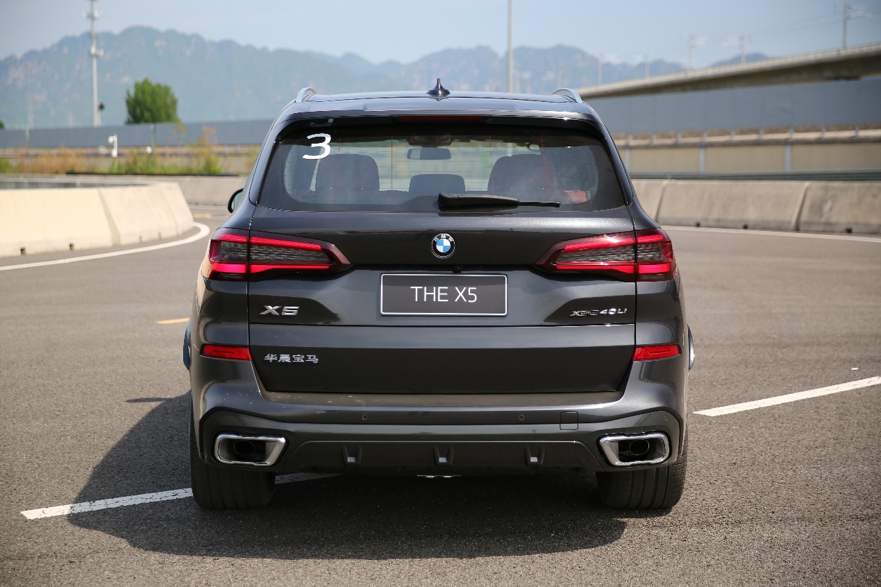 宝马x5新款尊享版2022款夜间试驾,试驾宝马x5新车型