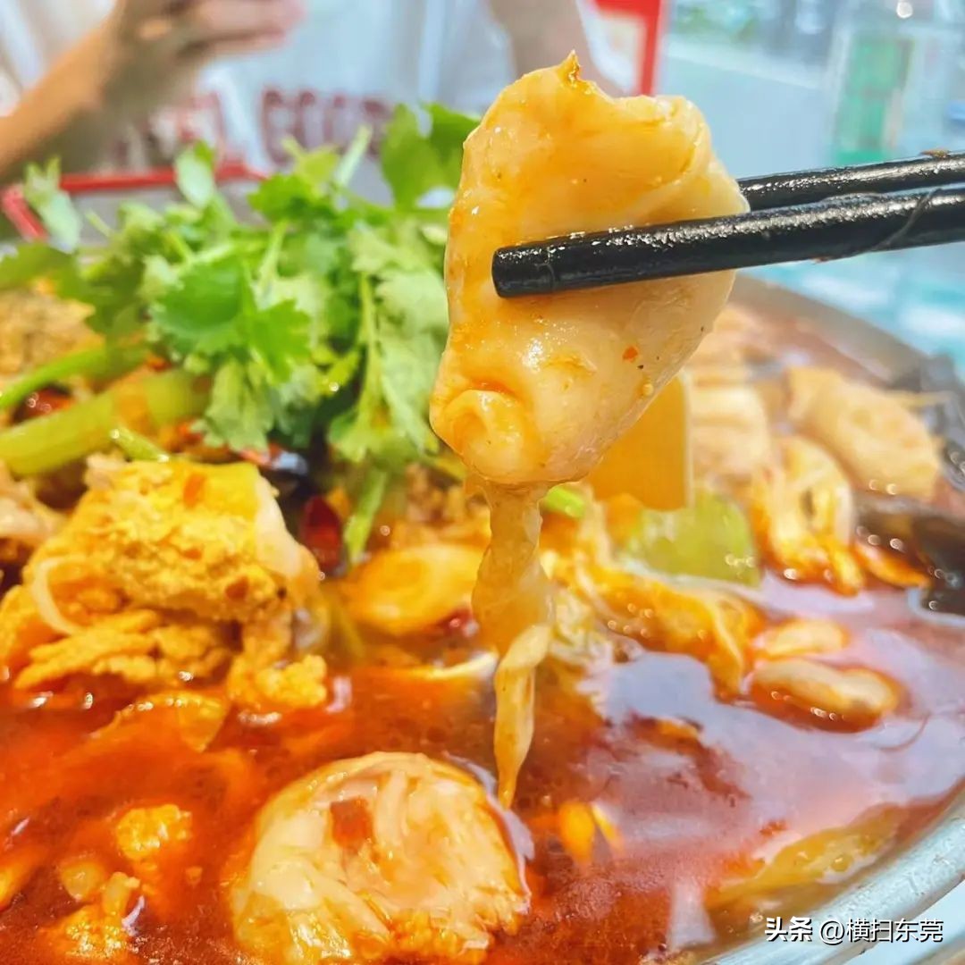 南城县夜宵排档一条街,附近大排档生蚝99元100只