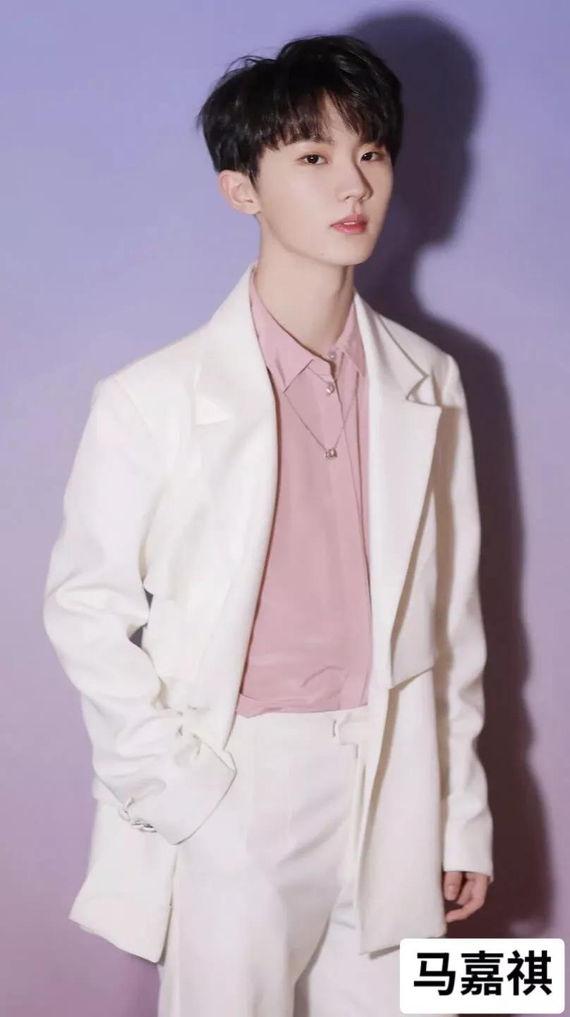 男明星穿白衬衫西装,男明星穿西装谁最好看