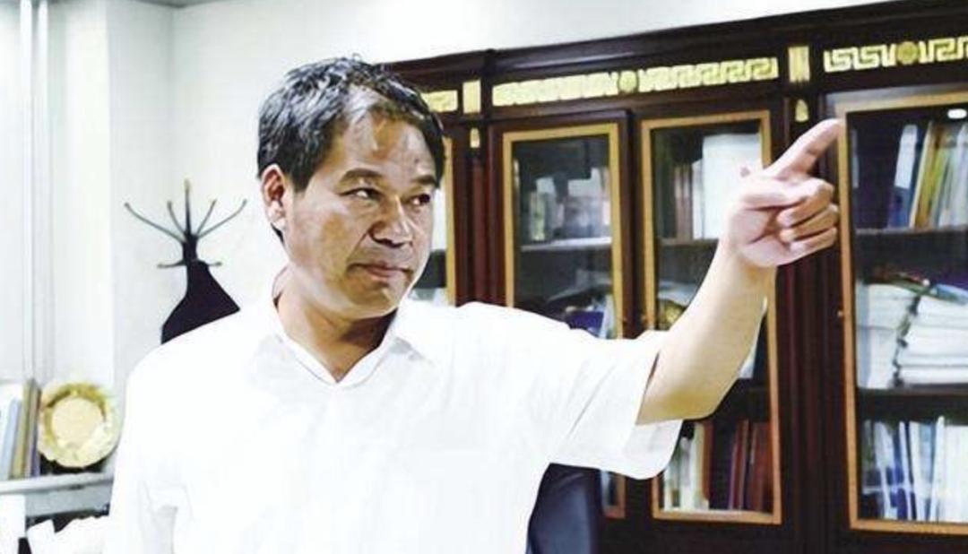 某校长拥有351套房产，出轨后当众掌掴原配，把三个女儿送进监狱