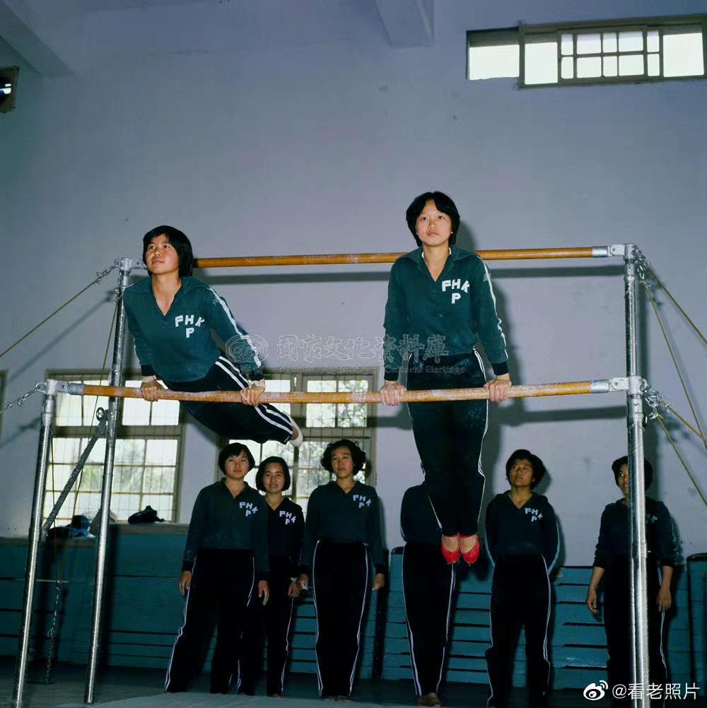 集中营惨状:30张老照片揭示妇女衣不遮体的悲惨命运!