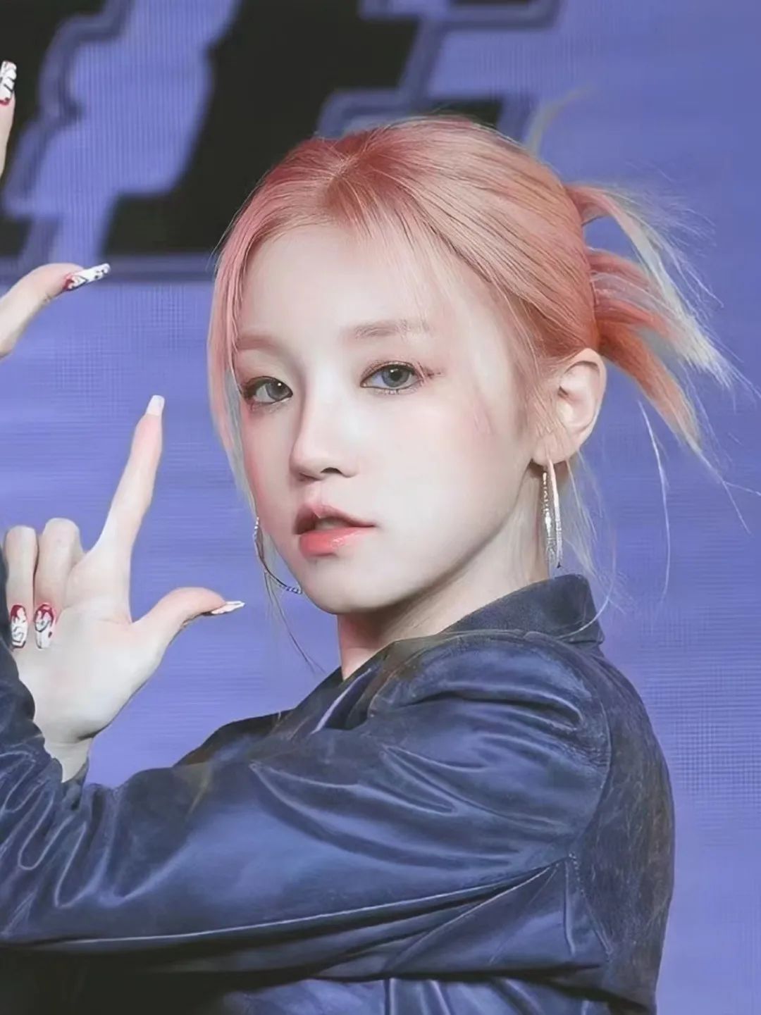 今年别再披头散发了三款减龄发型,既不显脸大又不披发的发型