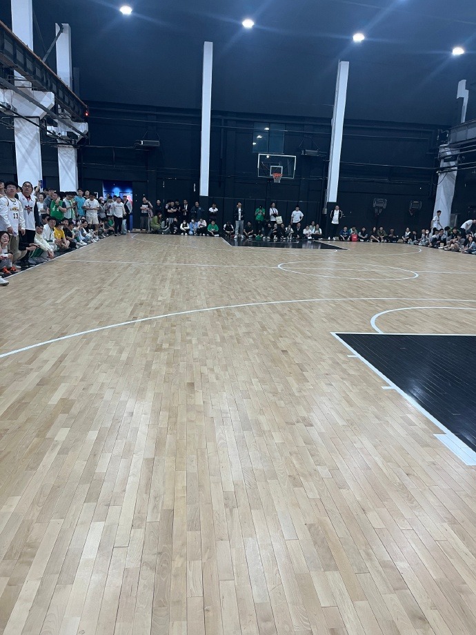 郭艾伦夺冠回沈阳机场穿的短裤,郭艾伦重回赛场观众欢呼声