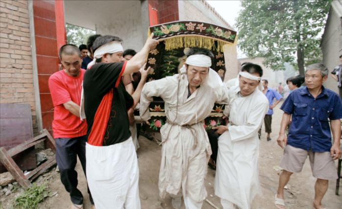 起棺下雨和落棺下雨有什么说法,下葬时下雨浇棺材预兆