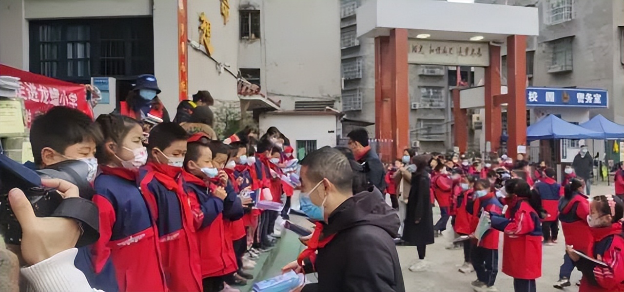 贫困儿童公益捐助平台捐书,为留守儿童捐赠书籍照片