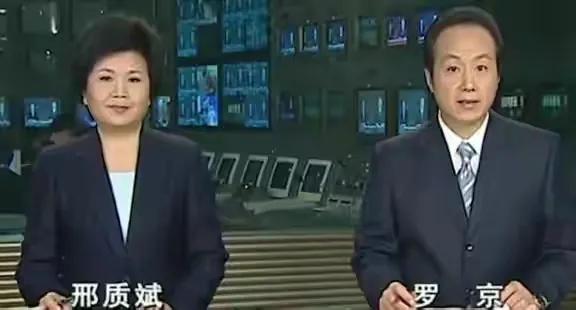 央视播音33年，搭档罗京去世后自请离职，74岁的刑质斌如今怎样了