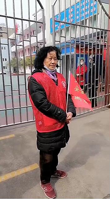 爱心学校志愿者护学岗活动,校门口家长志愿者护学