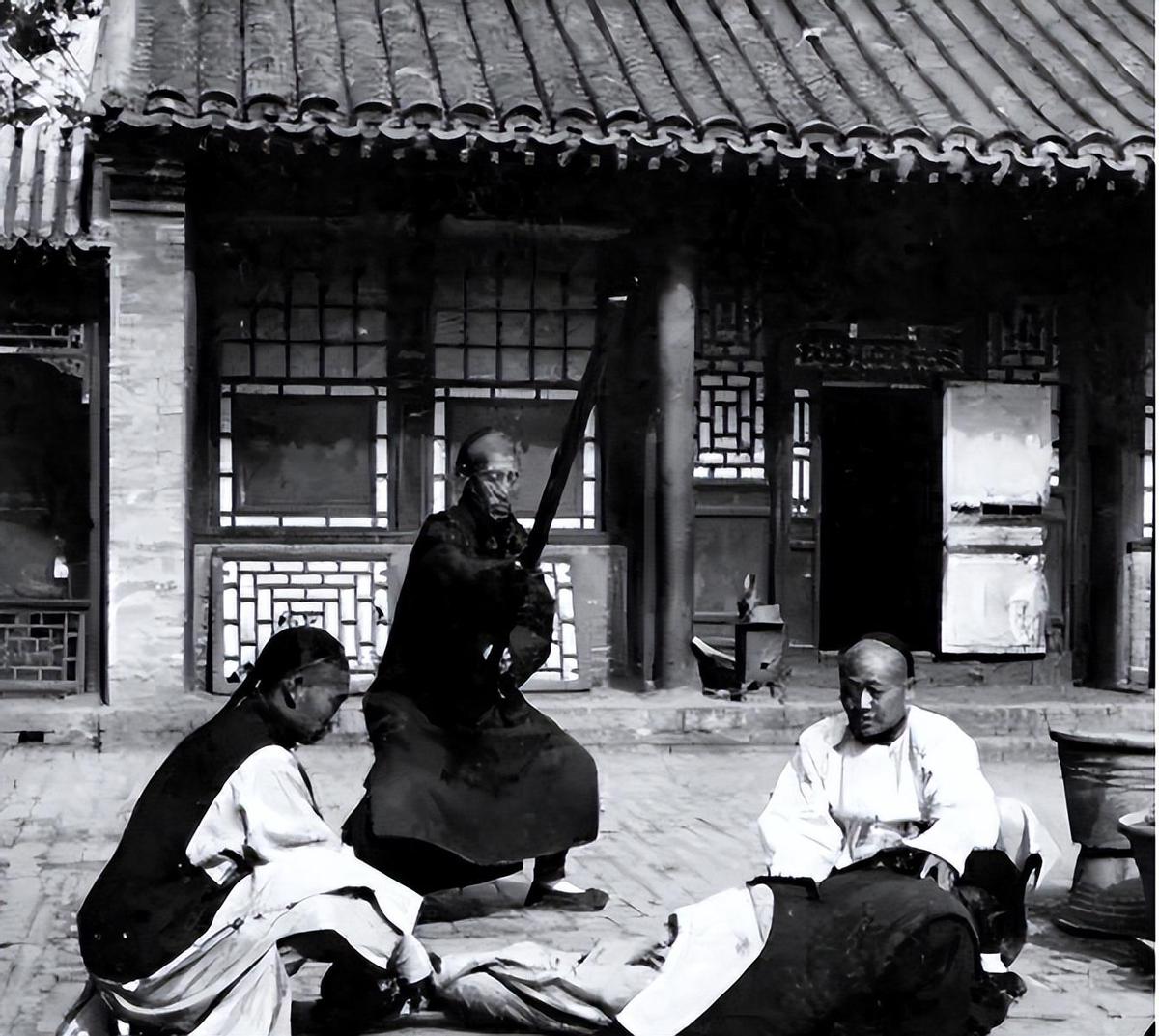 侵华日军残酷*行暴**,女子为活命脱下衣服让日本人拍摄,*辱侮**至死