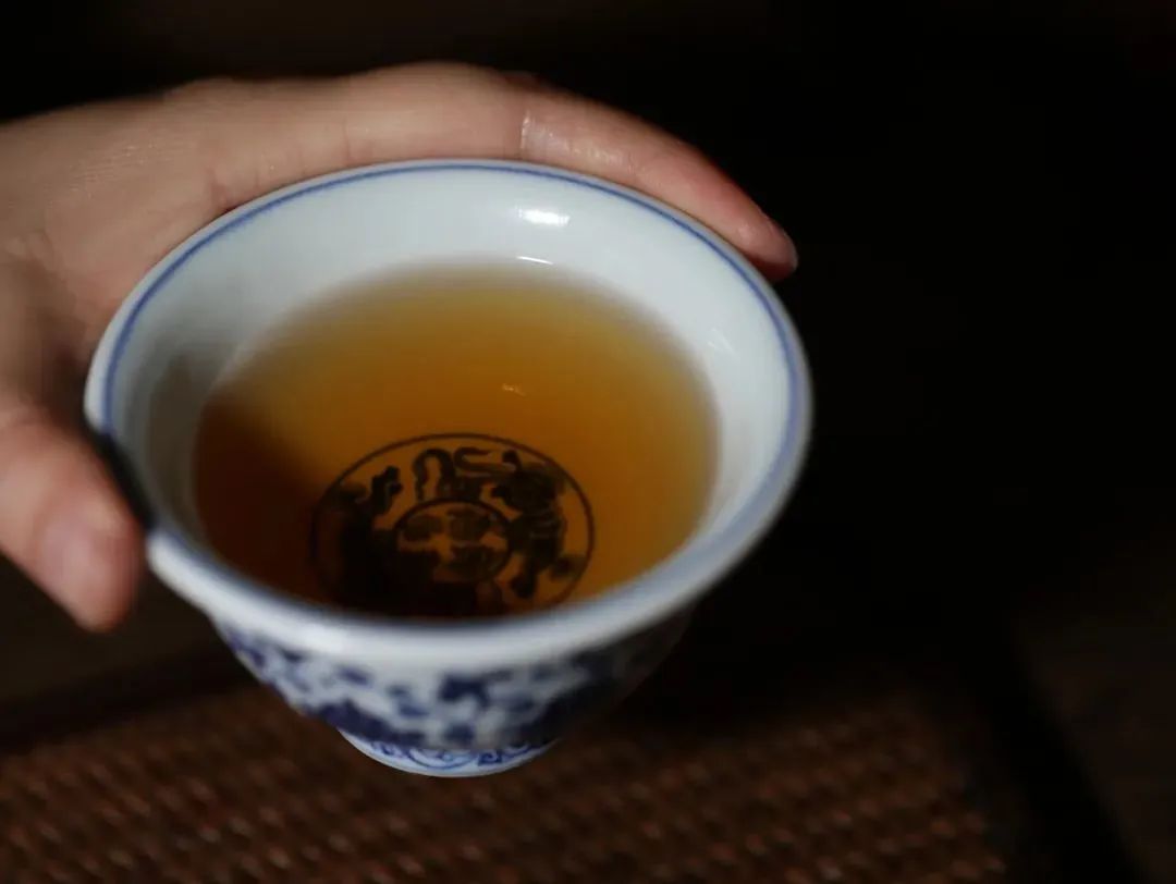 明永乐青花缠枝莲压手杯,宣统官窑青花压手杯价值