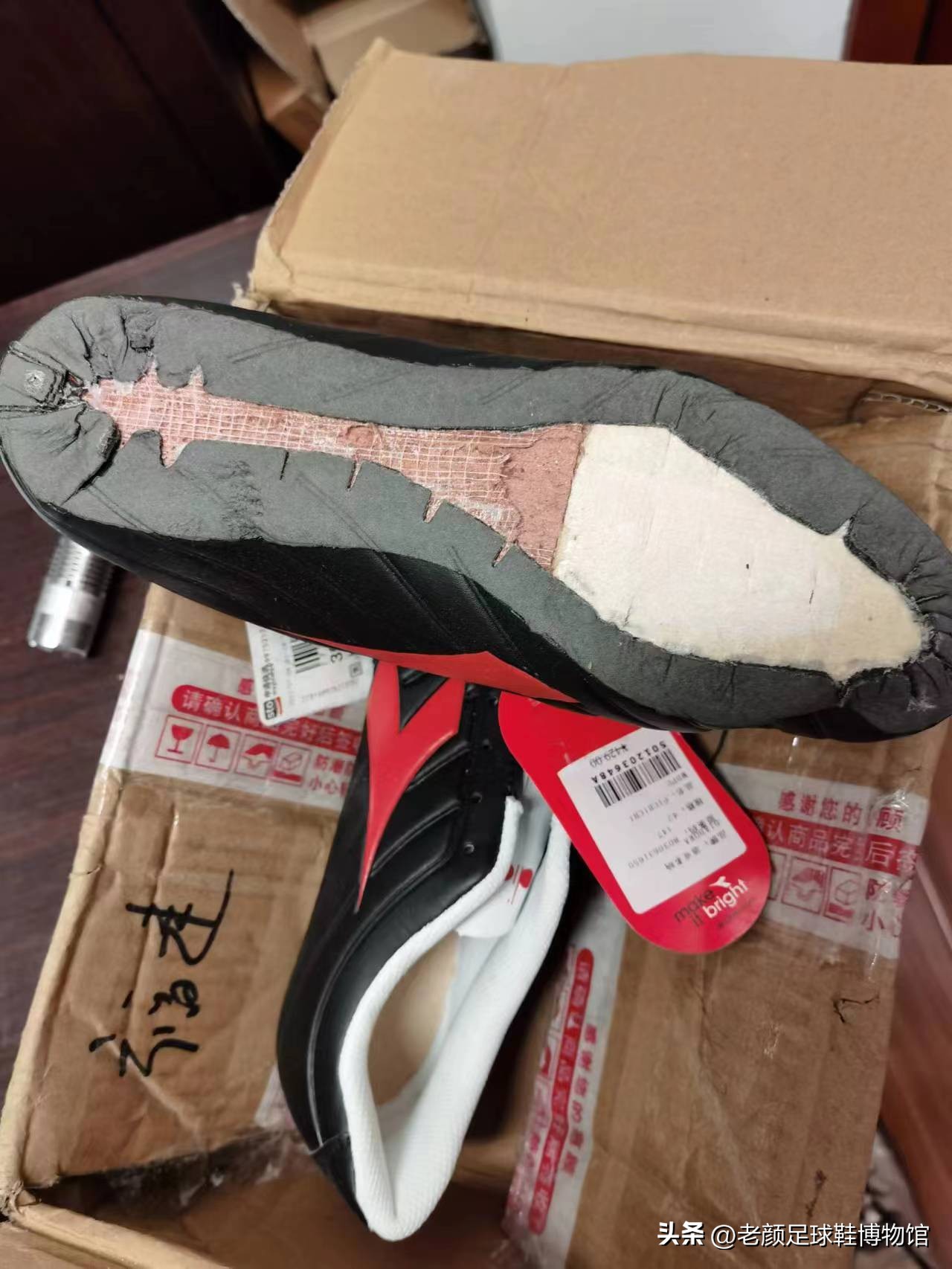 向山寨妥协的意大利第一运动品牌，福建产迪多登陆英国足球鞋圣殿