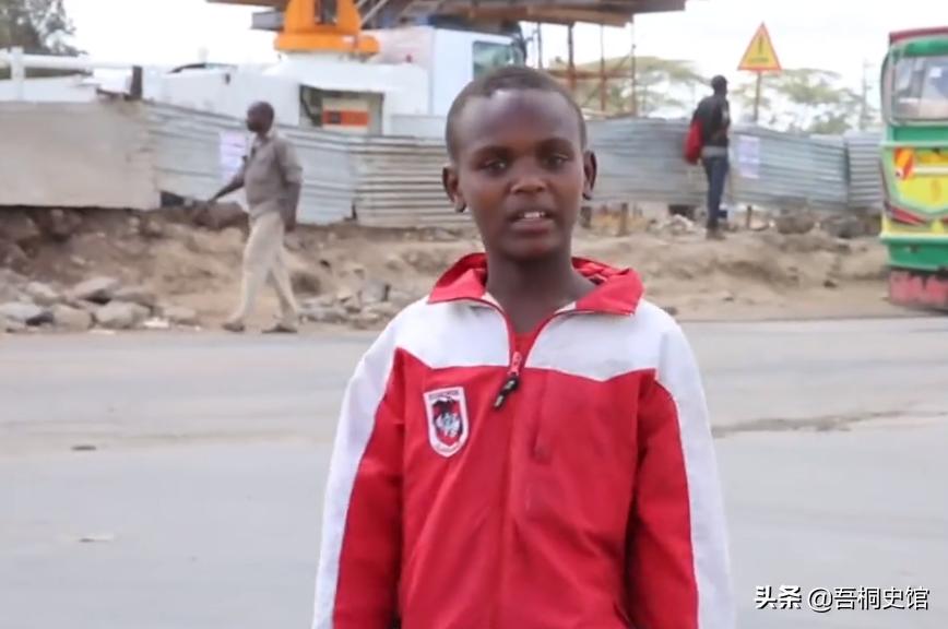 非洲男孩每天喝“胶水”，终日与蚊子相伴，被人称为“僵尸男孩”