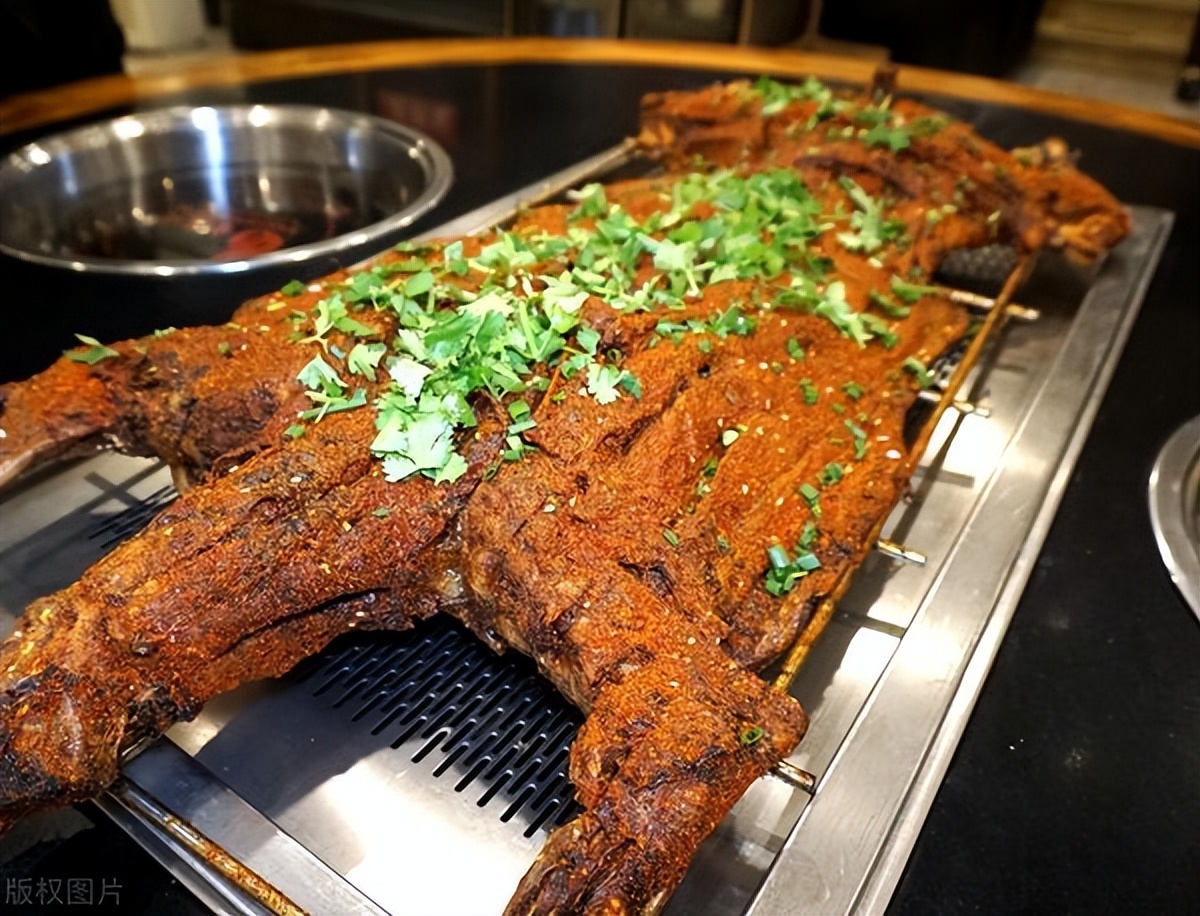 养100只羊一个月能赚多少钱,饲养500只羊一年能赚多少钱